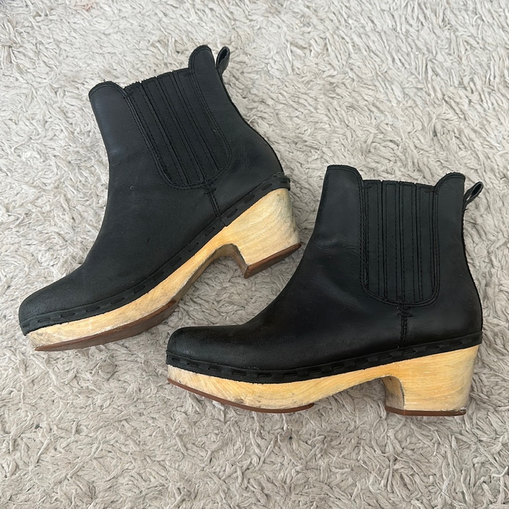 Frye and company black booties
